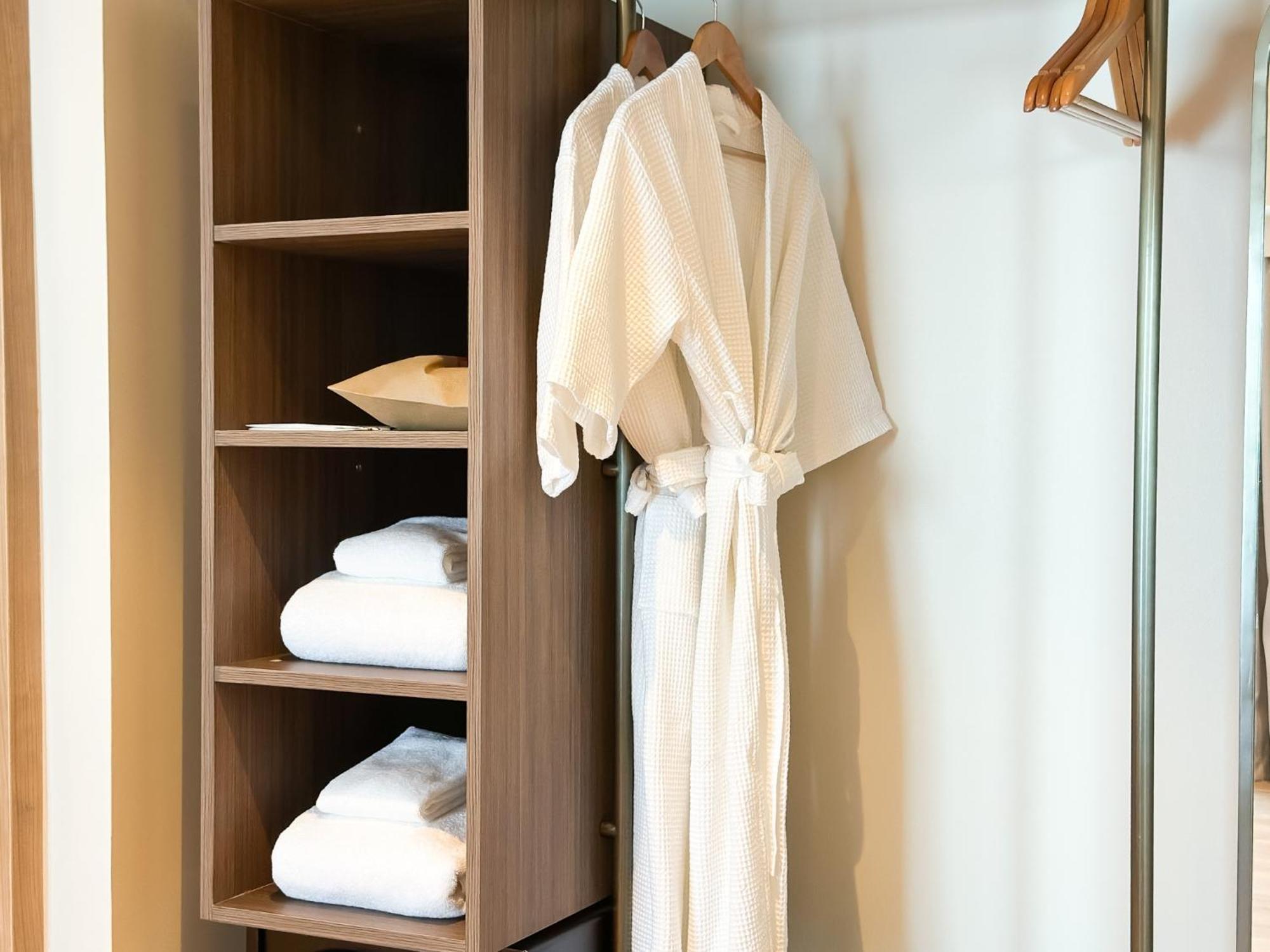 D Varee Jomtien Beach, Pattaya Bagian luar foto A bathrobe hanging on a hanger