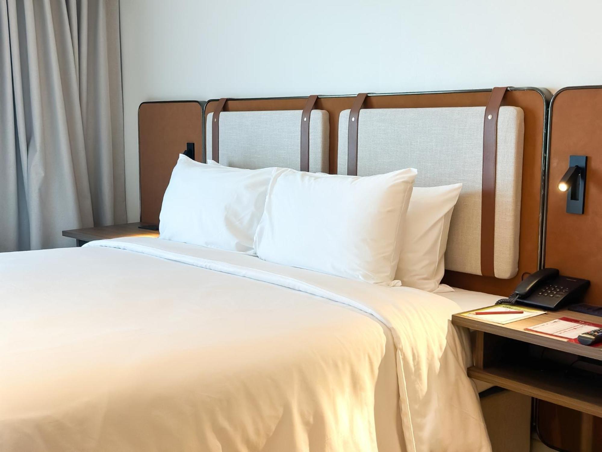D Varee Jomtien Beach, Pattaya Bagian luar foto A bed with a telephone